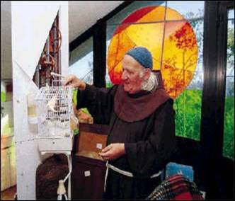 Padre Costantino Ruggeri nel suo studio al convento francescano di Canepanova, a Pavia.